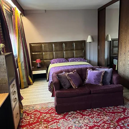 Dans Le Quartier Luxe Apartment *