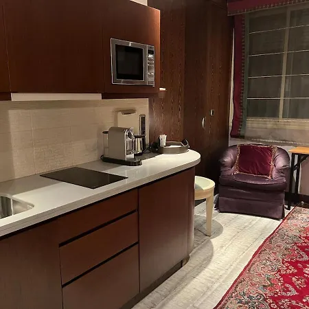 Dans Le Quartier Luxe * Neuilly-sur-Seine