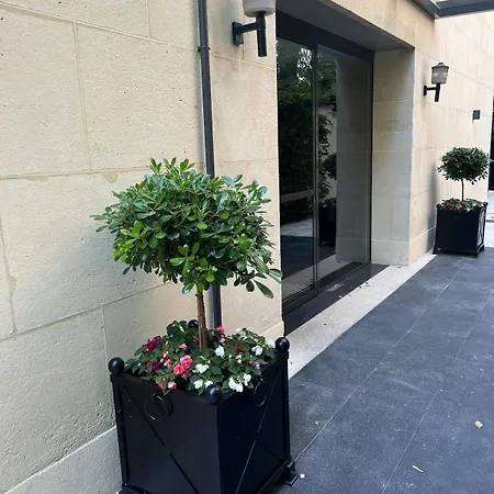 Dans Le Quartier Luxe Apartment *